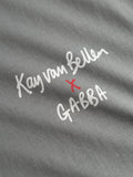 GABBA Kay van Bellen x GABBA – Graphic Tee Dust Sage Green online kaufen