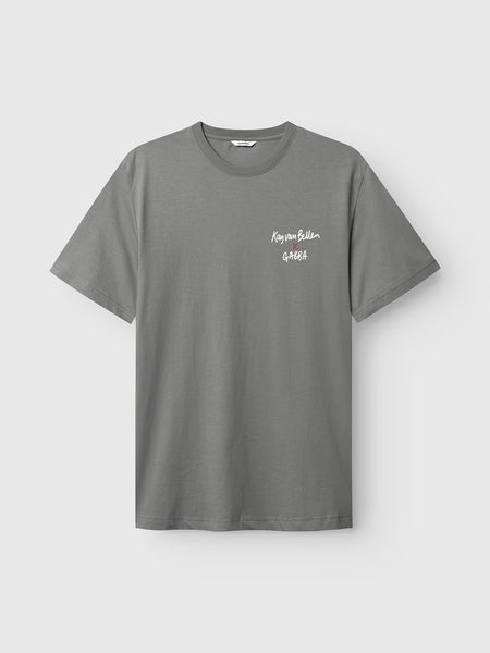 GABBA Kay van Bellen x GABBA – Graphic Tee Dust Sage Green online kaufen
