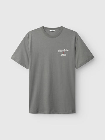 GABBA Kay van Bellen x GABBA – Graphic Tee Dust Sage Green