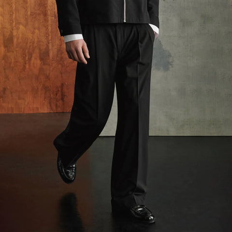 DRYKORN LEEK_WIDE Relaxed Fit Bundfaltenhose in Gabardine Farbe - black
